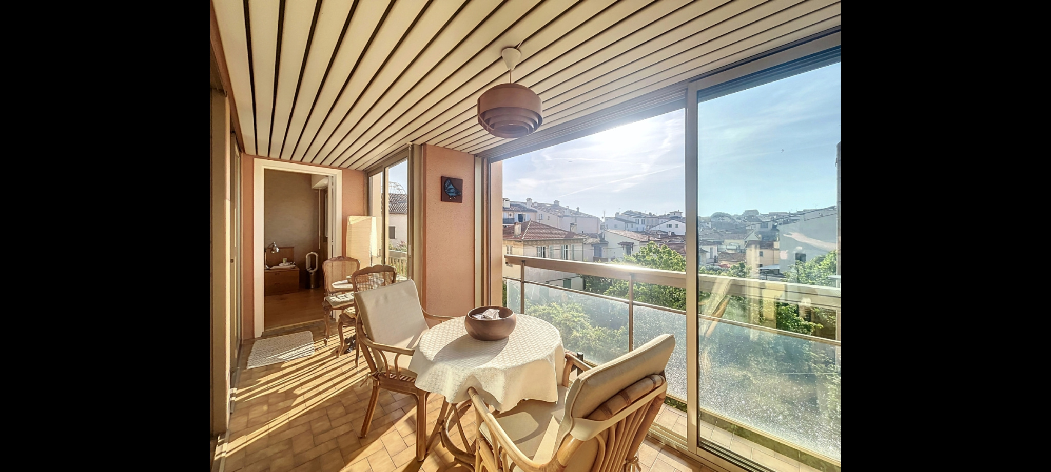 Vieil Antibes   Grand 2 pièces de 61 m2 avec ascenseur, gard
